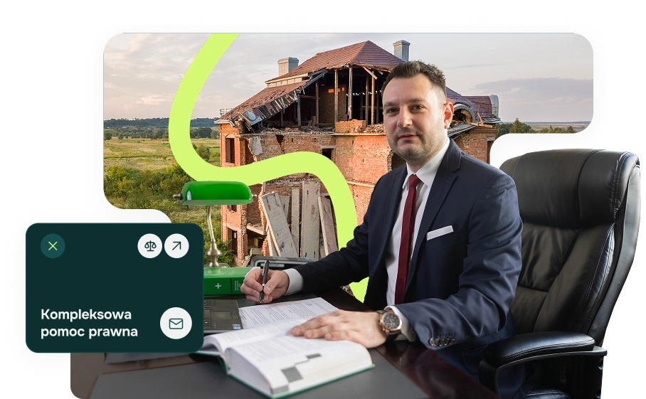 Szymon Bajorek właściciel kancelarii prawnej w Warszawie na zniszczonego domu symbolizującego szkodę majątkową.
