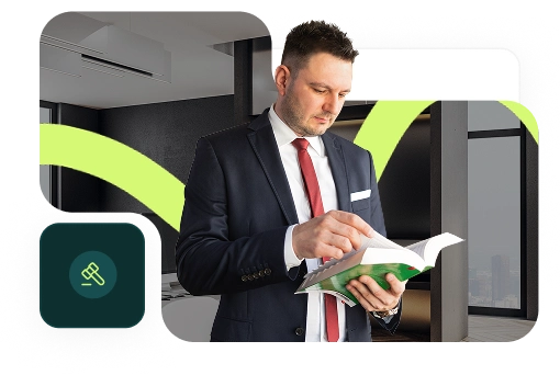 Adwokat Szymon Bajorek właściciel kancelarii prawnej w Warszawie czytający kodeks cywilny.